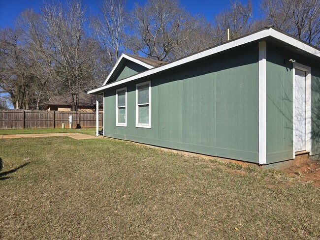 Building Photo - 10226 Country Hills Blvd