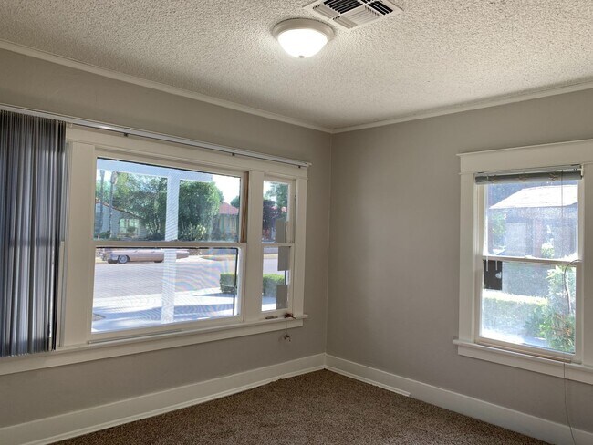 Building Photo - Downtown Charming Home