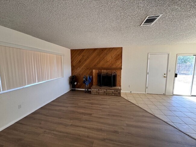 Foto del edificio - Remodeled 3+2 On Large Lot