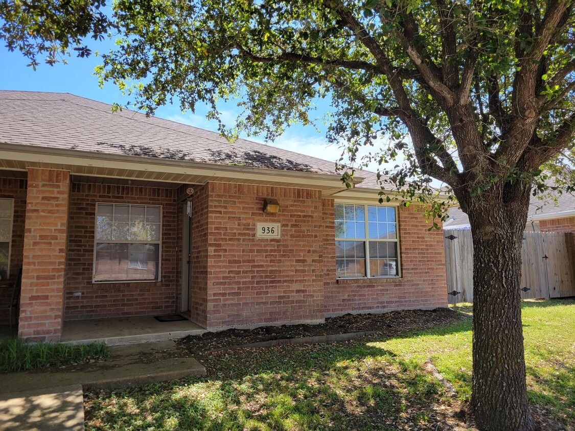 Primary Photo - College Station - 3 Bedrooms / 2 bath / Fe...