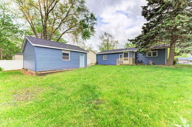 Building Photo - 340 Greencrest Dr