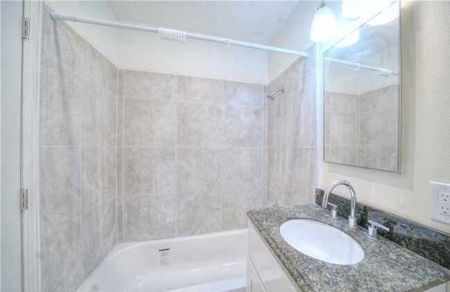Building Photo - 17441 Queens Ln