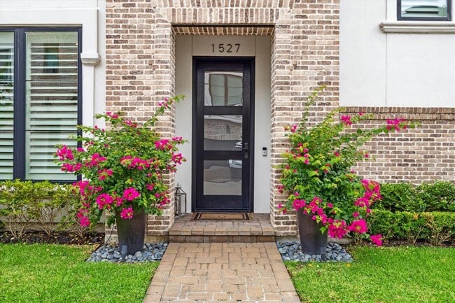 Foto del edificio - 1527 Cunningham Parc Ln