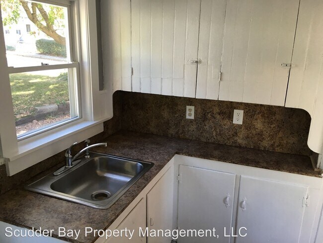 Building Photo - 3 br, 1 bath Apartment - 51 Lake st