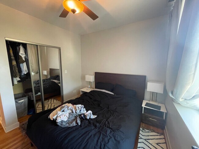 Foto del edificio - 2245 W Barry Ave