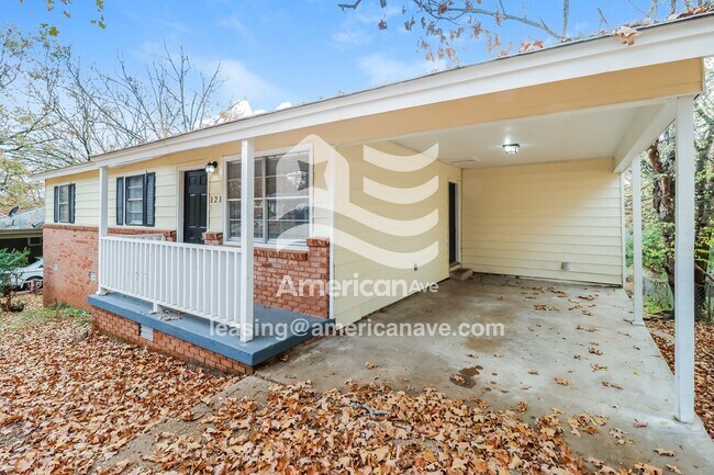 Foto del edificio - 121 Lindenhurst Dr