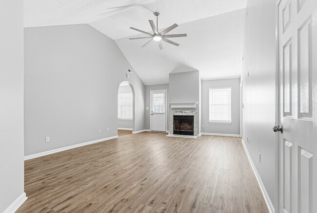 Foto del edificio - 5547 Matt Aaron Ln