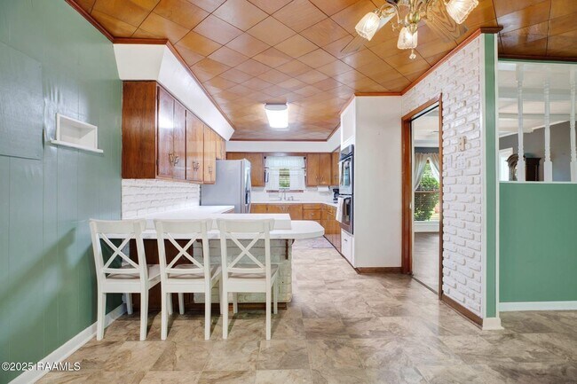 Building Photo - 681 Emar Dr