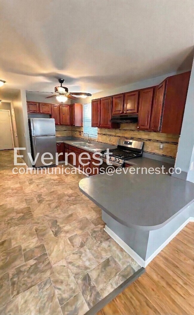 Foto del edificio - 2167 Edmund Ave