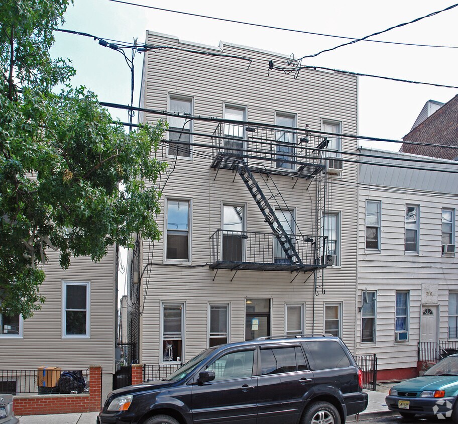 Building Photo - 712 7th St