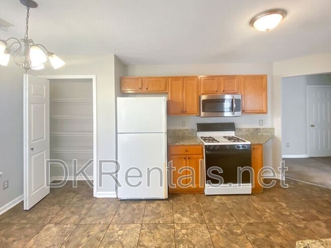Building Photo - 2743 Lake Park Ridge W