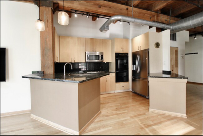 Foto del edificio - Bright and Sunny 2-Bed 2-Bath Apartment fo...