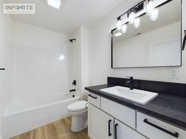 Building Photo - Wonderful 3 Bedroom End Unit
