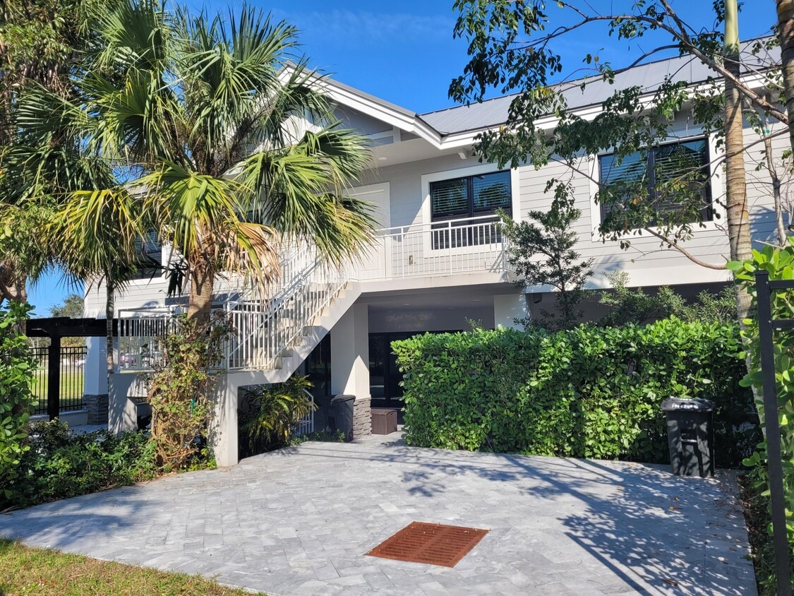 11810 SE Dixie Hwy, Hobe Sound, FL 33455 Room for Rent in Hobe Sound