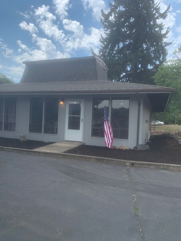 Primary Photo - 214 NE Division St