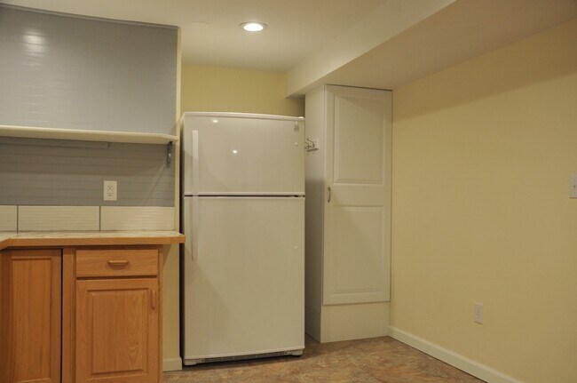 Foto del edificio - Basement Apartment, 2 bed 1 bath close to Food Trucks on Best