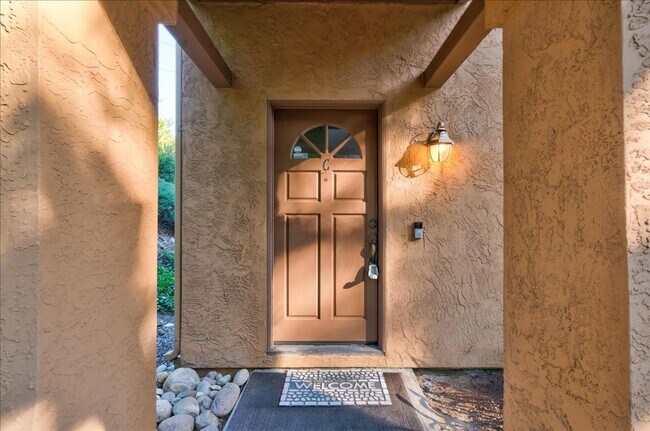 Building Photo - Beautiful End-Unit Townhome Centraly Located
