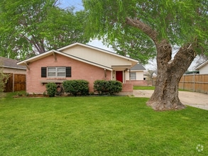 Building Photo - 2822 Linhaven Dr