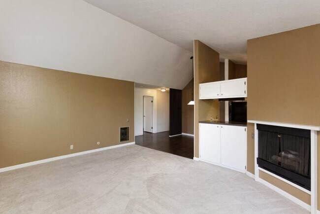 Building Photo - Stylish Upper Grand/Lakeshore top-floor Condo