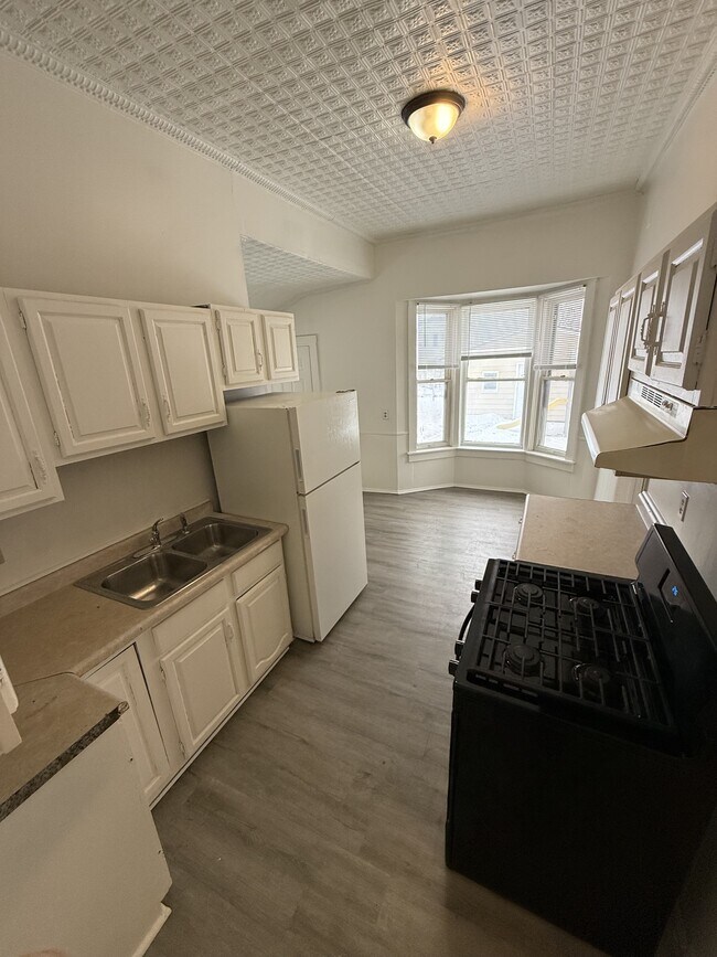 Foto del edificio - 74 Jessamine Ave W