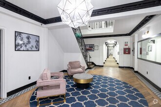 Building Photo - Casa Real