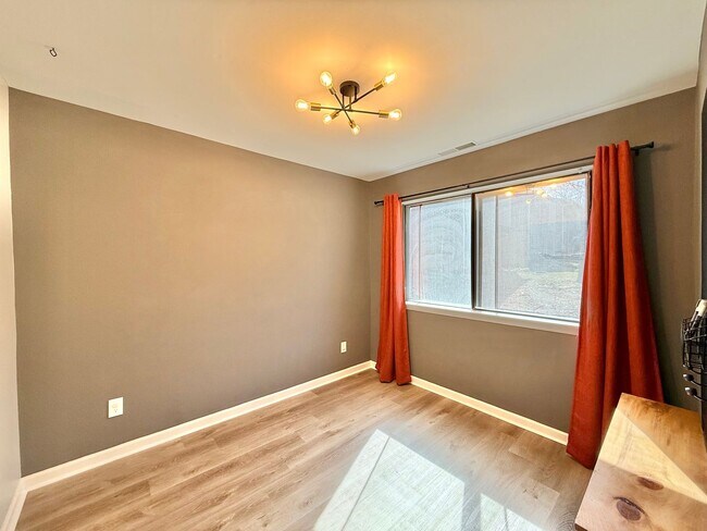 Building Photo - Charming 2BD, 2BA Raleigh Townhome in Prime Location Near I-440, NC State University, Fairgrounds...