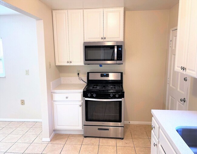 Building Photo - Newly Refreshed Single Family Home with Ov...