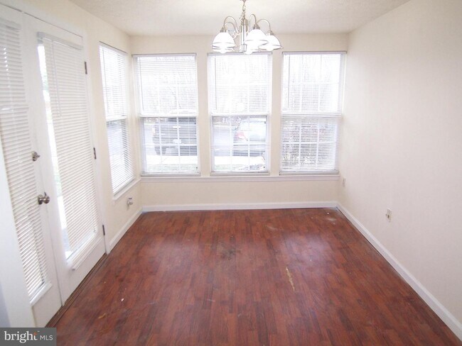 Foto del edificio - 901 Woodbridge Ct