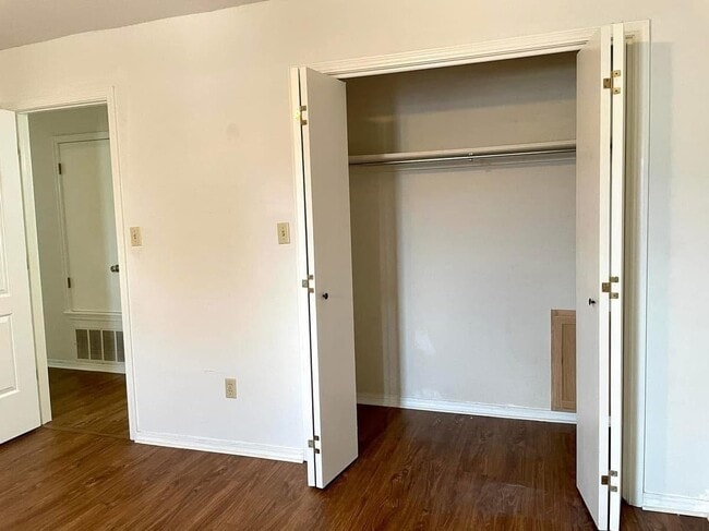 Building Photo - 1432 S Stoneridge Manor
