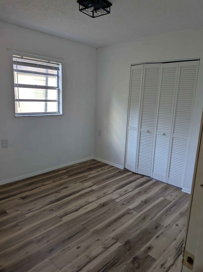 Building Photo - 1906 Park Manor Dr