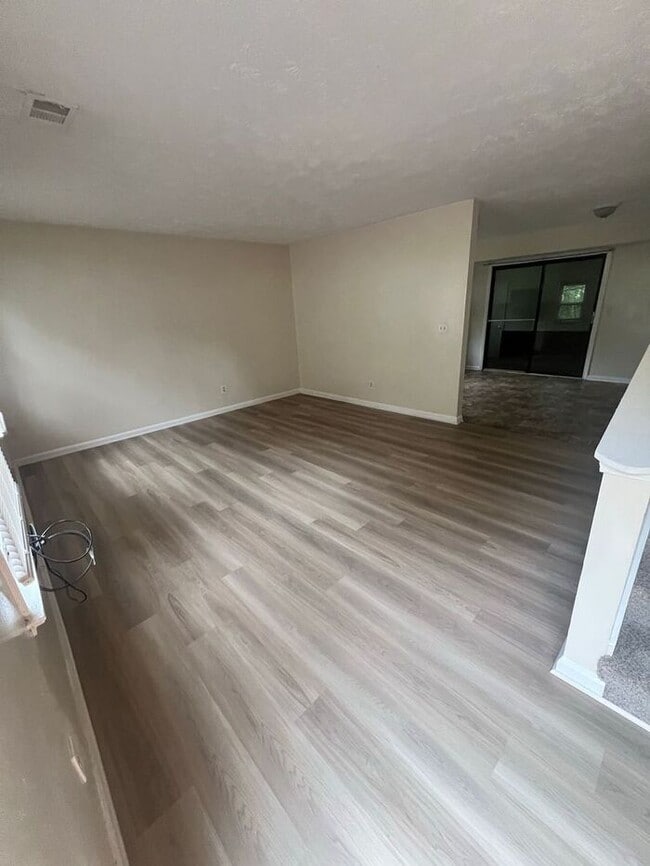 Building Photo - Finally 2 bedroom 1.5 bath available in La...