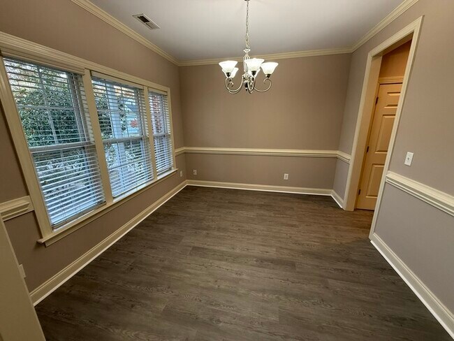 Foto del edificio - HUGE 5 Bedroom 3 Stroy Home with Fenced in...