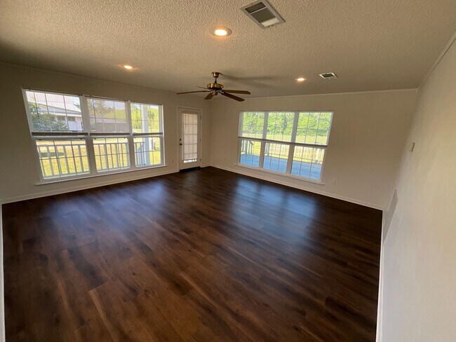 Foto del edificio - Beautiful 4/2 Frame Home in Marianna on Well
