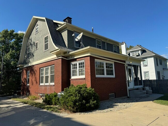 Building Photo - 808 Castalia St