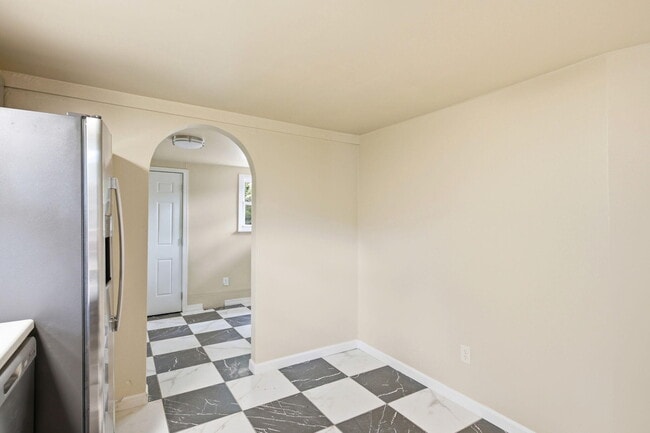 Building Photo - 719 Mikel St
