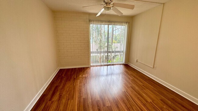 Building Photo - Great location! - FREE PARKING - Walk To S...
