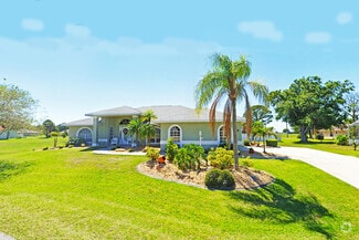 Building Photo - 424 Holly Dr