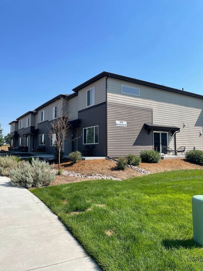 Building Photo - Available Now - Newer end unit townhome: 3...