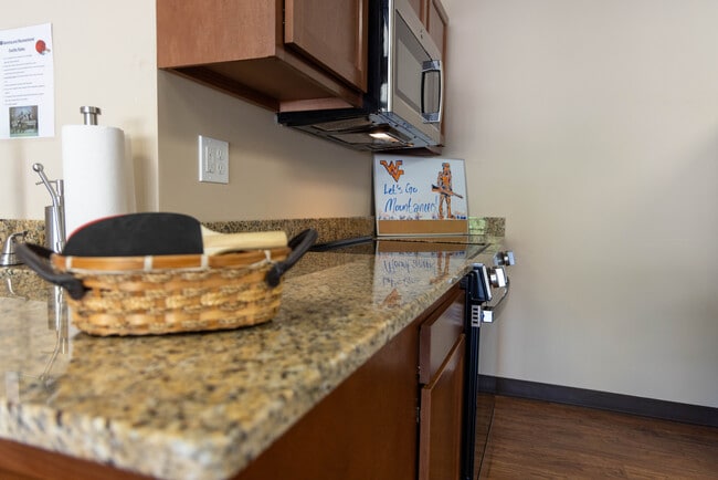 Game Room - Kitchen - Metro Towers