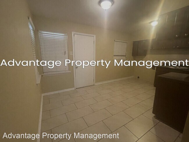 Building Photo - 3 br, 1.5 bath House - 1717 Oakwood Dr.