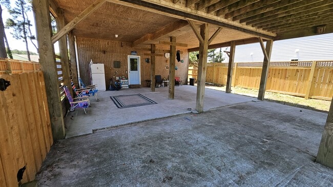 Building Photo - 701 Teakwood Ln