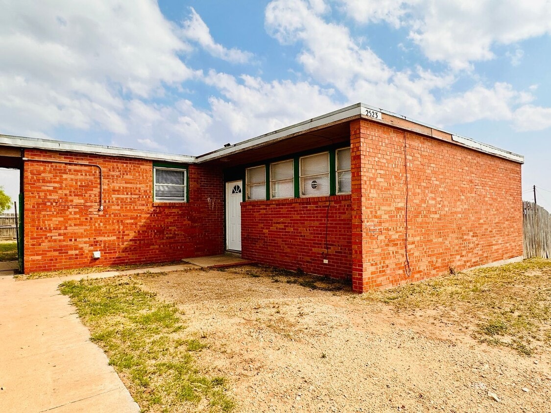 Primary Photo - 2523 Dow Dr