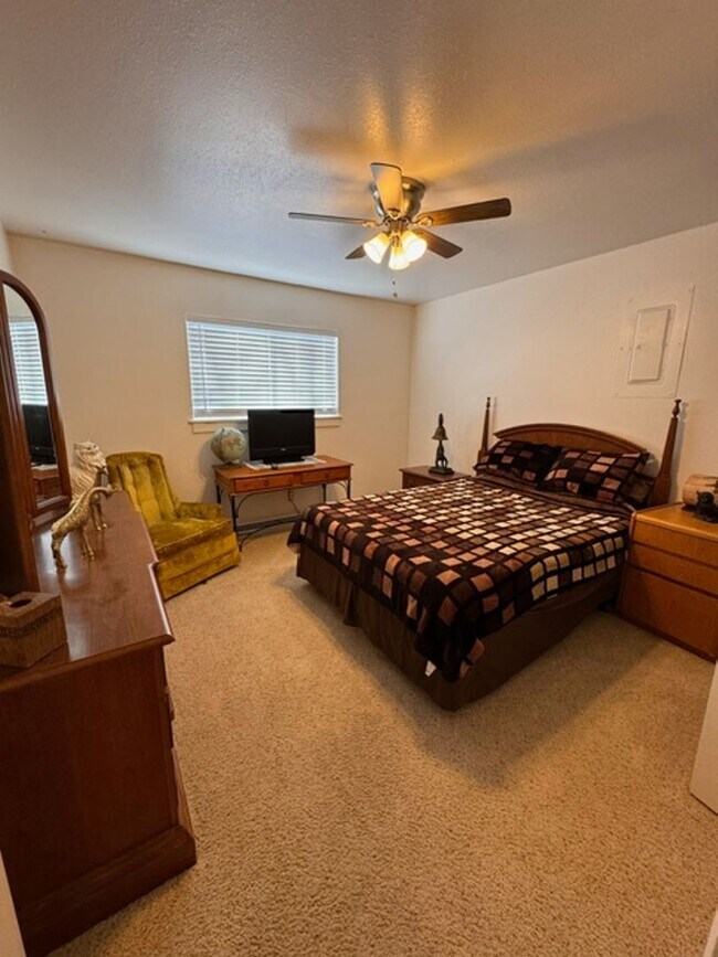 Building Photo - Beautiful fully furnished property with se...