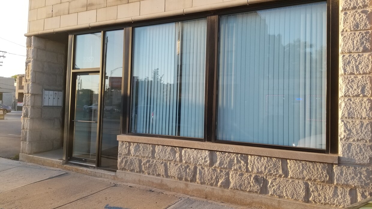 Foto principal - 2350 W Grand Ave