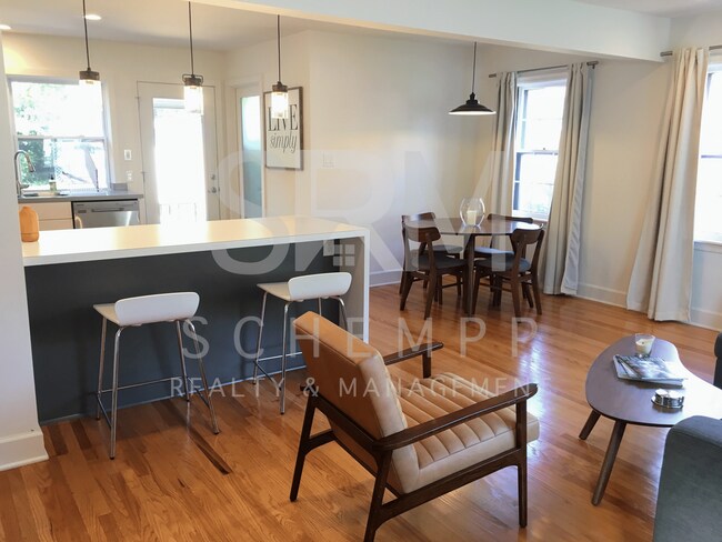Building Photo - Updated 4BR with two living spaces in Hikes Point **Available Now**