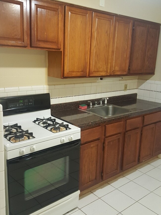 Building Photo - 3 Bed 2 Bath home with partially finished ...