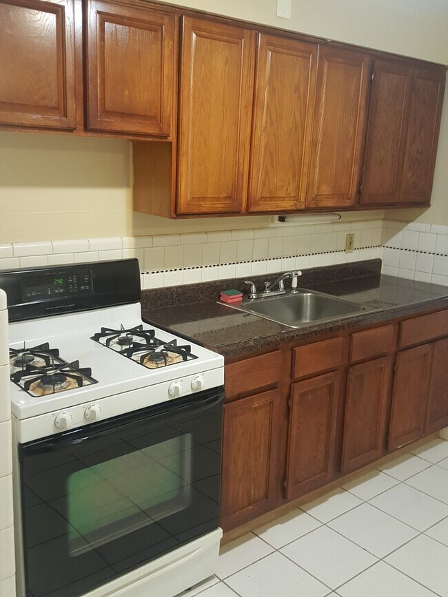 Foto del edificio - 3 Bed 2 Bath home with partially finished ...