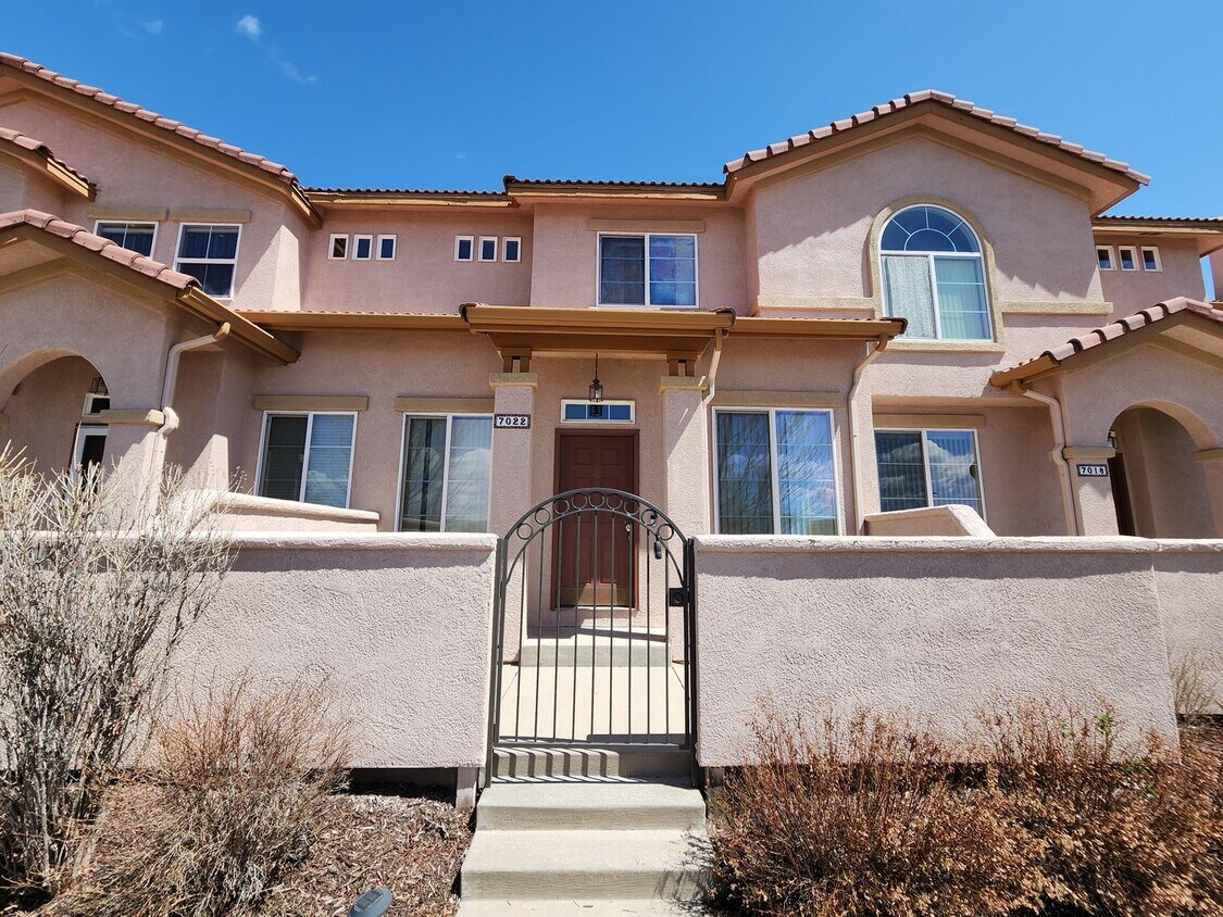 Primary Photo - Quiet, adorable 2 Bed 3 Bath Townhome in 8...