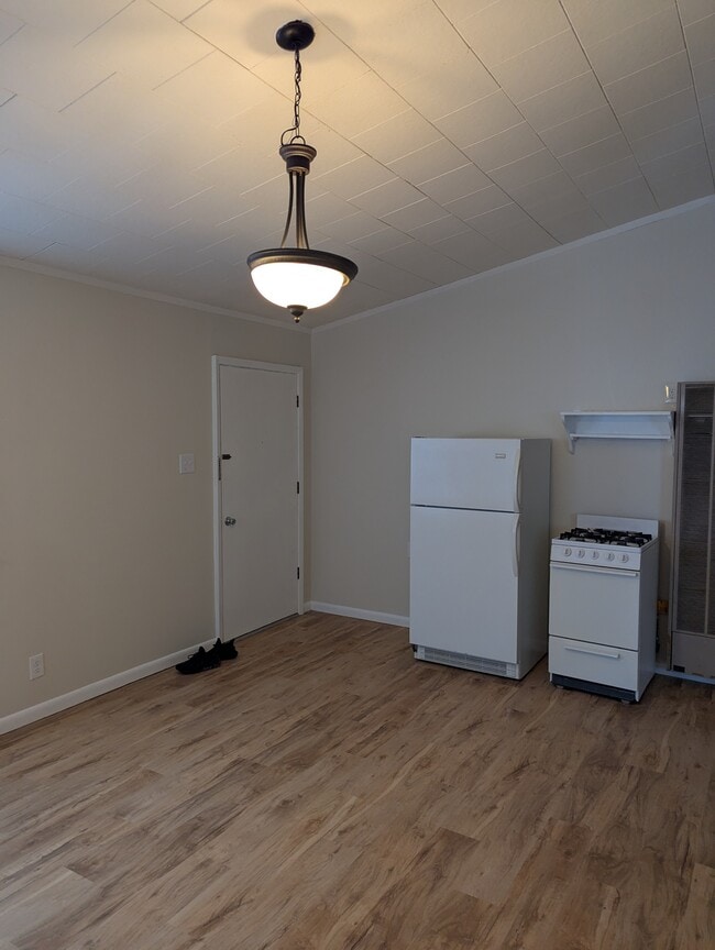 Building Photo - 635 E Grove Ave