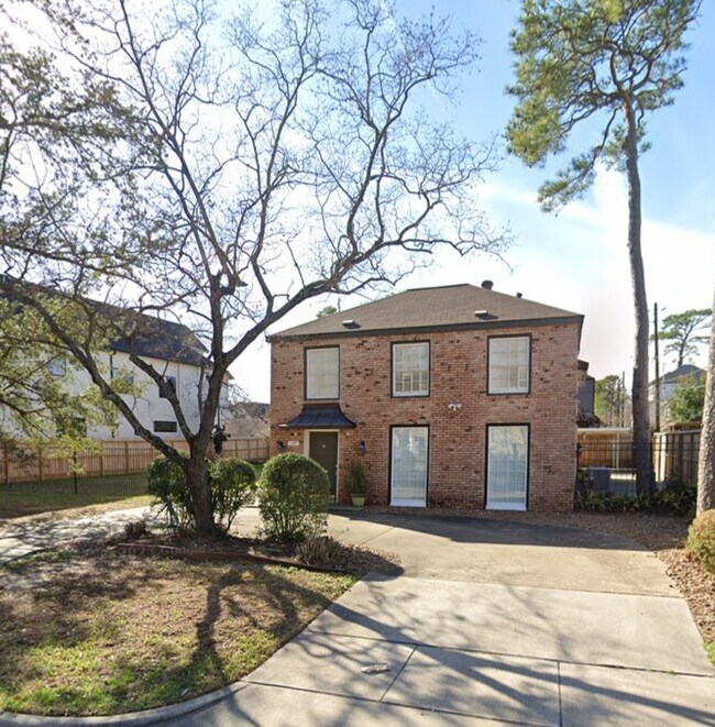 Large home with plenty gated yard and a lot of parking in the back - 1527 Johanna Dr